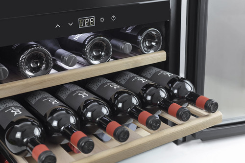 Купить Встраиваемый винный шкаф CASO WineSafe 18 EB черный  8179564. Характеристики, отзывы и цены в Донецке